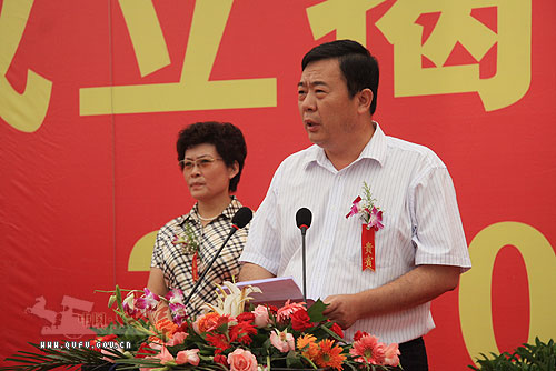 市委书记,市人大常委会主任朱庆安代表市委,市政府向小雪街道办事处