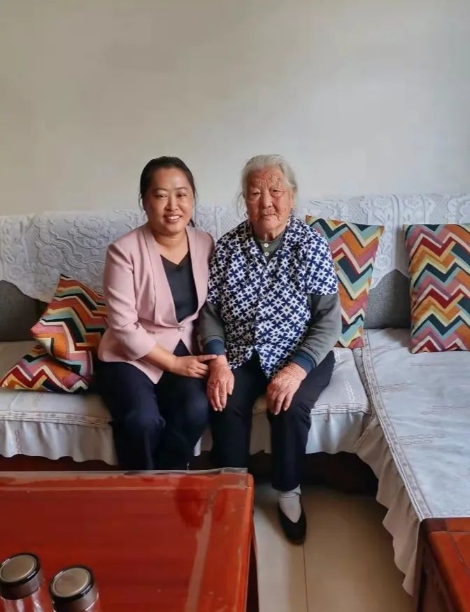 九九重阳节 浓浓敬老情——市委常委、宣传部部长李芳到小雪街道走访慰问敬老院老人和百岁老人