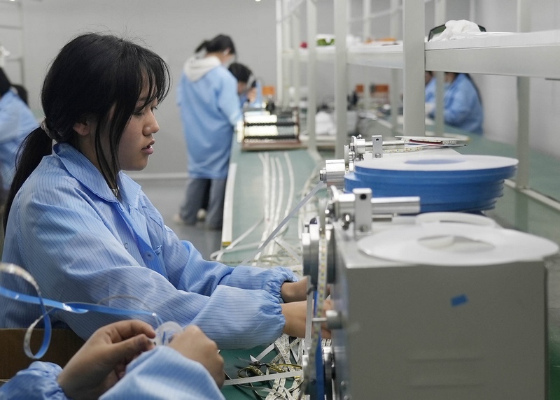 贵阳市商贸学校学生在产教融合实训基地学习。杨洪金摄