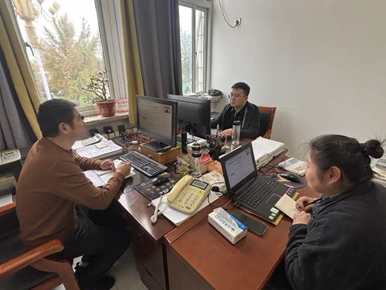 陵城镇经济发展专班成员收看2025年度线上招商引资大讲堂(1)