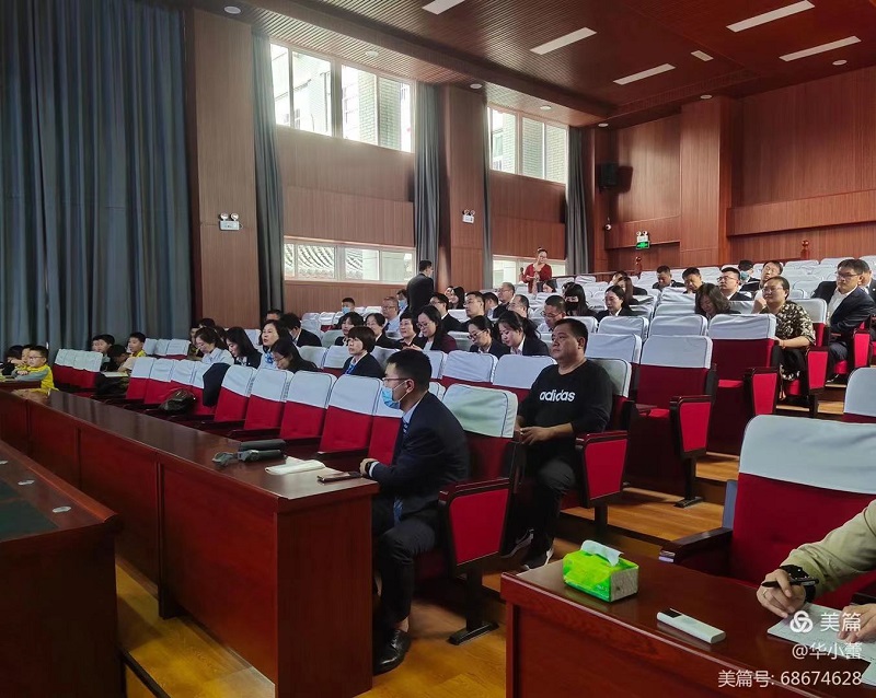 "星星火炬代代传,红领巾放飞中国梦".