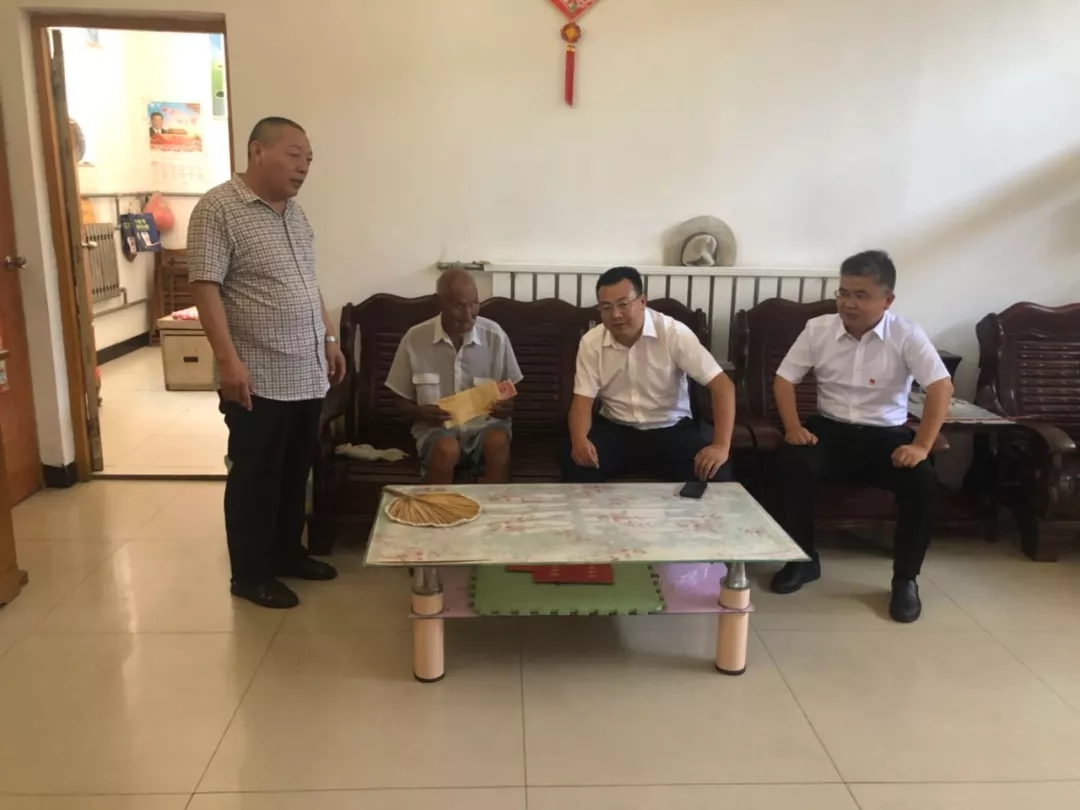 王庄镇开展迎"七一"走访慰问新中国成立前老党员,生活困难党员活动