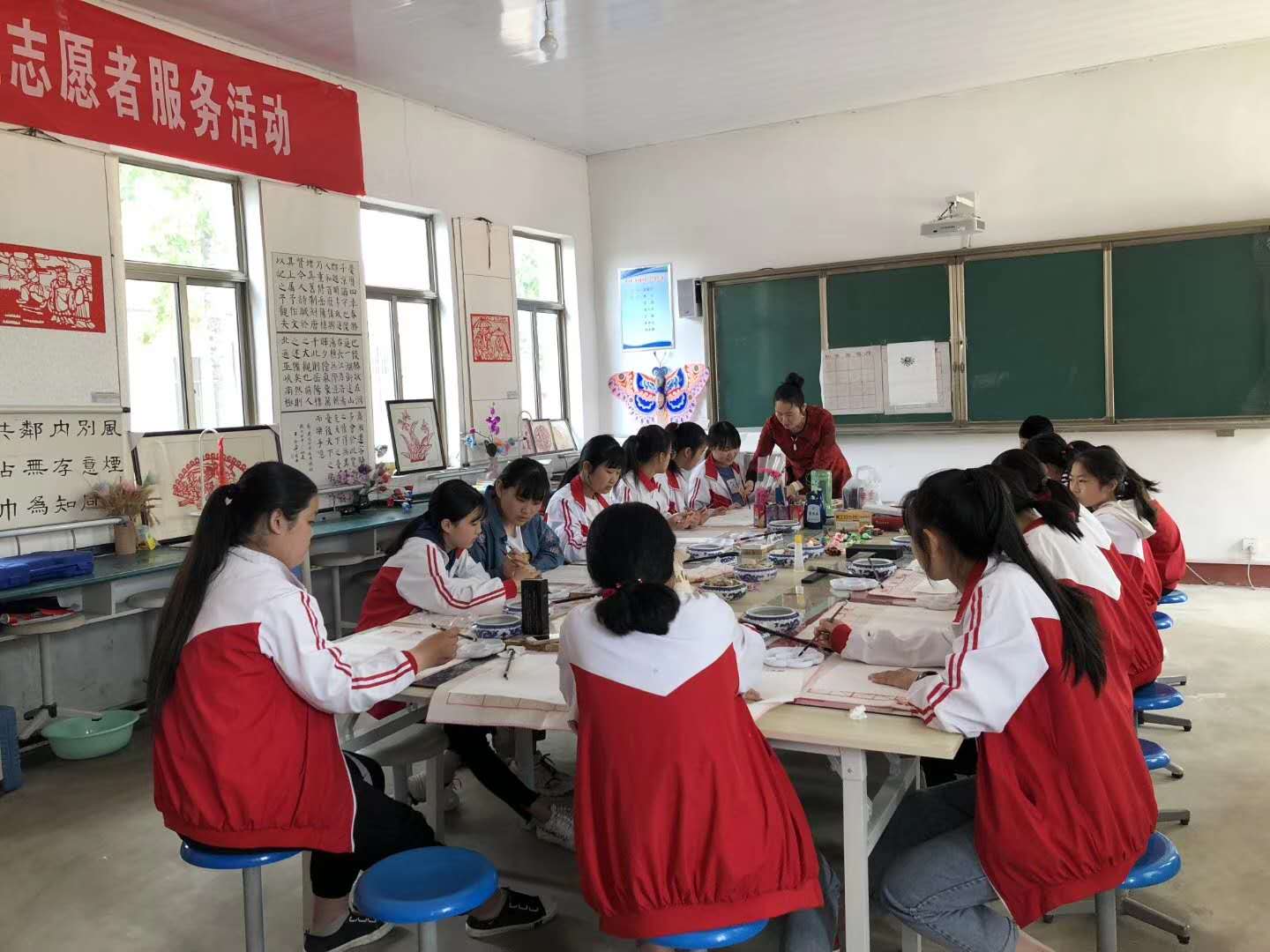曲阜市文联新时代文明实践志愿活动——中国画进校园