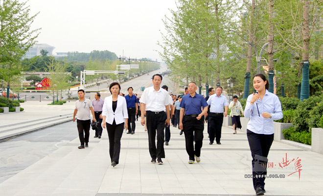 6月24日,金乡县委书记董冰带领党政考察团来我市参观考察.