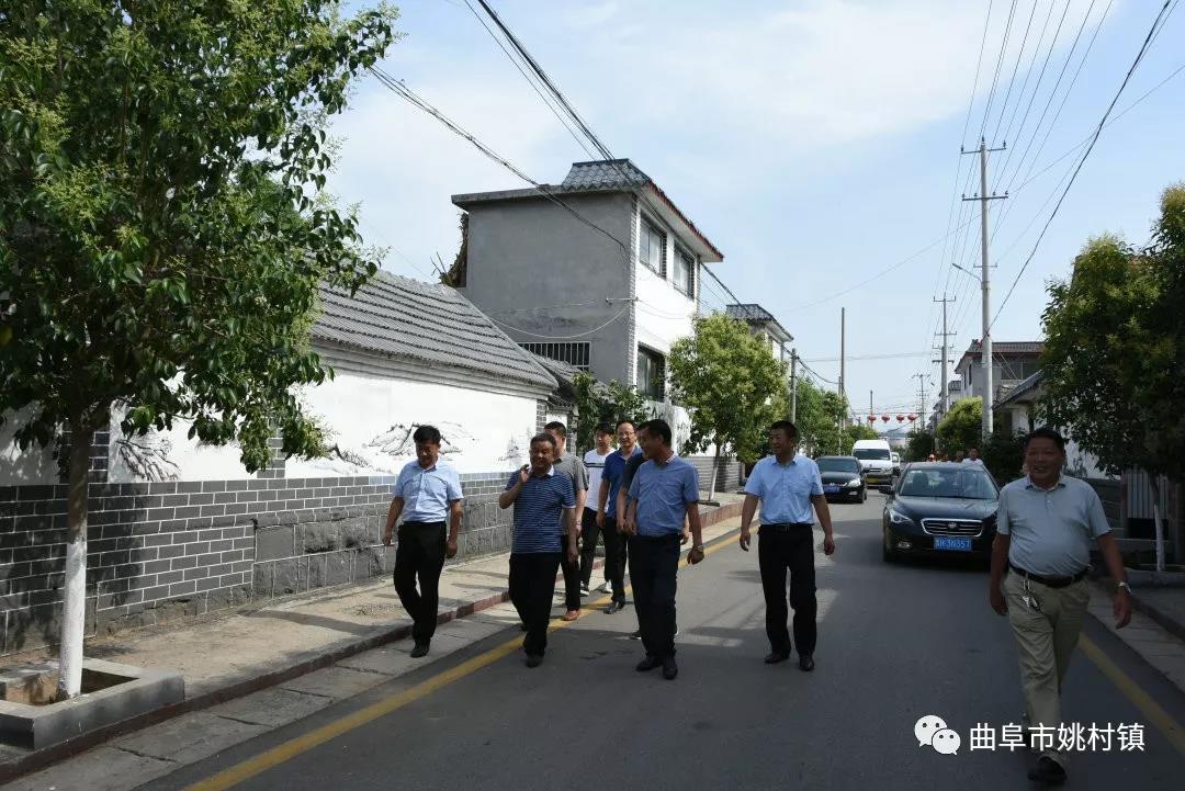 梁山县环卫局领导来我镇观摩指导城乡环卫一体化工作
